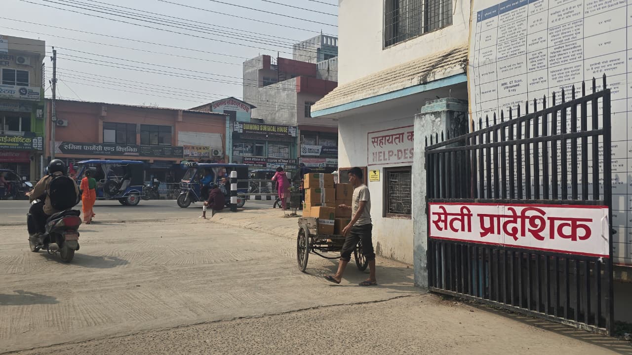 सेती--प्रादेशिक-अस्पतालकै-अगाडी-रहेका-क्लिनिकहरू-1-1775122558.jpeg